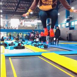 成人健身运动蹦床视频